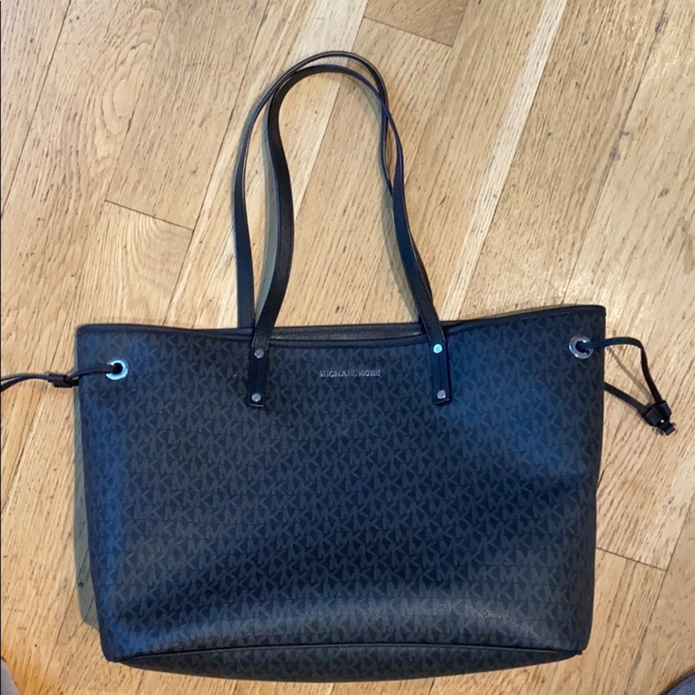 Michael Kors Large tote bag w/matching wristlet.*